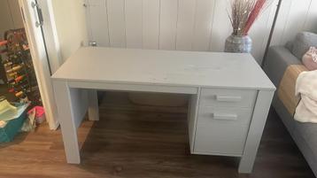 Bureau! Zo snel mogelijk weg! beschikbaar voor biedingen