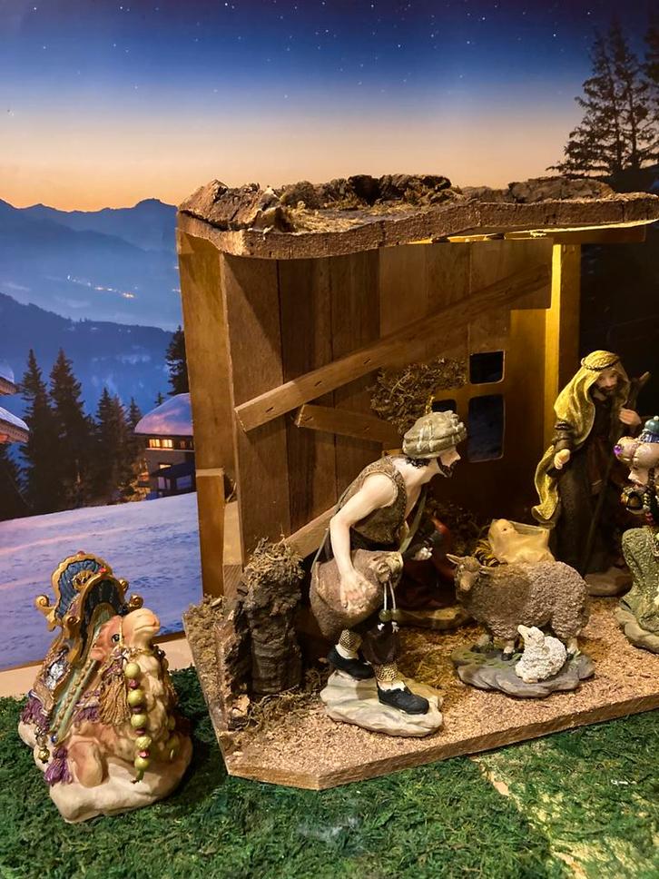 Verlichte kerststal met beelden nu in prijs verlaagd, Diversen, Kerst, Ophalen of Verzenden