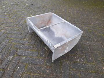 2 stuks paarden voerbakken  met wandbevestiging