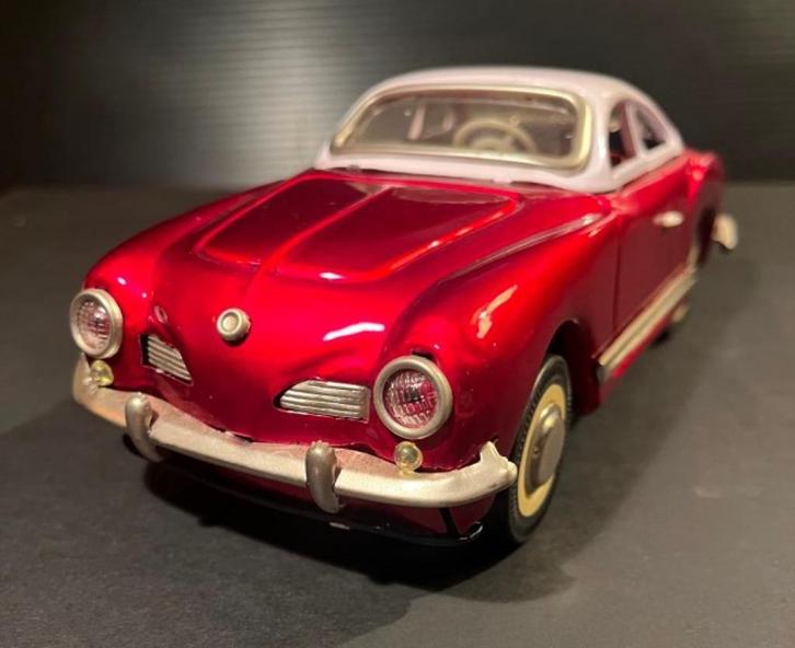 Blikken VW Karmann Ghia 1:18 rood, Verzamelen, Automerken, Motoren en Formule 1, Zo goed als nieuw, Auto's, Ophalen of Verzenden