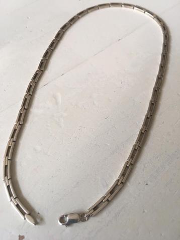 Zilveren ketting massief. beschikbaar voor biedingen