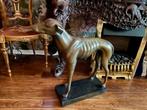 Groot bronzen beeld hazewindhond (whippet), Ophalen, Brons