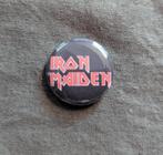 Iron Maiden Band button – 25mm button / speld / pin, Verzamelen, Speldjes, Pins en Buttons, Verzenden, Nieuw, Overige onderwerpen
