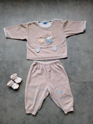 EEN LEUKE PYJAMA/JOGGINGPAKJE MET SOKJES IN MAAT 68/74   beschikbaar voor biedingen