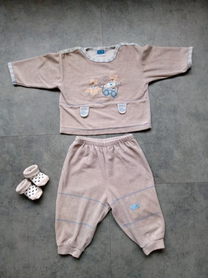 EEN LEUKE PYJAMA/JOGGINGPAKJE MET SOKJES IN MAAT 68/74  , Kinderen en Baby's, Babykleding | Maat 68, Zo goed als nieuw, Jongetje of Meisje