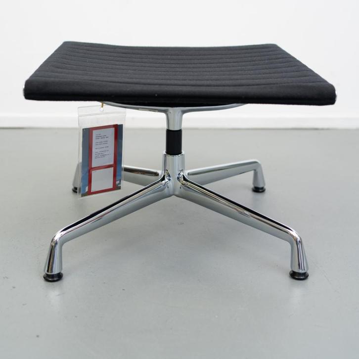 1x Vitra Eames EA 125 Hocker Zwart Hopsak - Chroom, Huis en Inrichting, Banken | Voetenbanken en Poefen, Zo goed als nieuw, 50 tot 75 cm