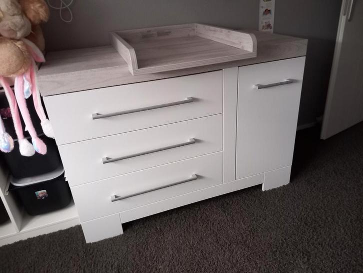 Complete babykmr kledingkast commode ledikant en meegroeibed, Kinderen en Baby's, Kinderkamer | Complete kinderkamers, Zo goed als nieuw