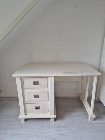 Leuk buro met nachtkastje. beschikbaar voor biedingen