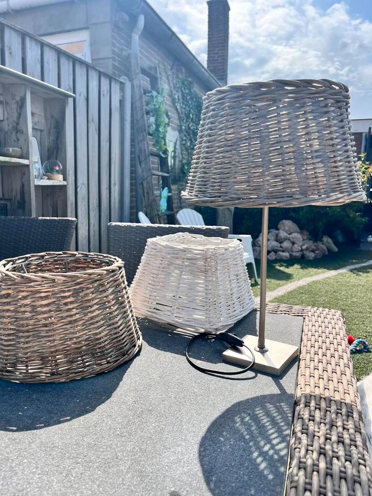 Lamp zilver met 3 rieten kappen ( lamp kantelbaar), Huis en Inrichting, Lampen | Tafellampen, Zo goed als nieuw, Minder dan 50 cm