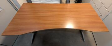 Bureau 1.80m beschikbaar voor biedingen