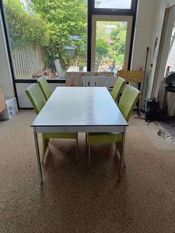 Eetkamer tafel met 4 stoelen  beschikbaar voor biedingen