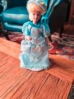 poppenhuis miniaturen porseleinen popje dame 8 blauwe jurk, Verzamelen, Poppenhuizen en Toebehoren, Ophalen of Verzenden, Zo goed als nieuw