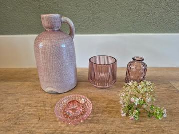 Roze Accessoires Set: Vaas, Kaarsenstandaard & Meer beschikbaar voor biedingen