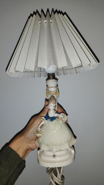 Vintage Lamp met Coquette Dame beschikbaar voor biedingen