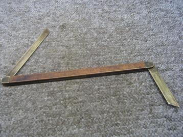 Duimstok met messing haken beschikbaar voor biedingen