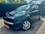 Peugeot 107 1.0 12V 5DR AUTOMAAT 2010 Zwart APK NAP✅, Auto's, Stof, 4 stoelen, Origineel Nederlands, Bedrijf