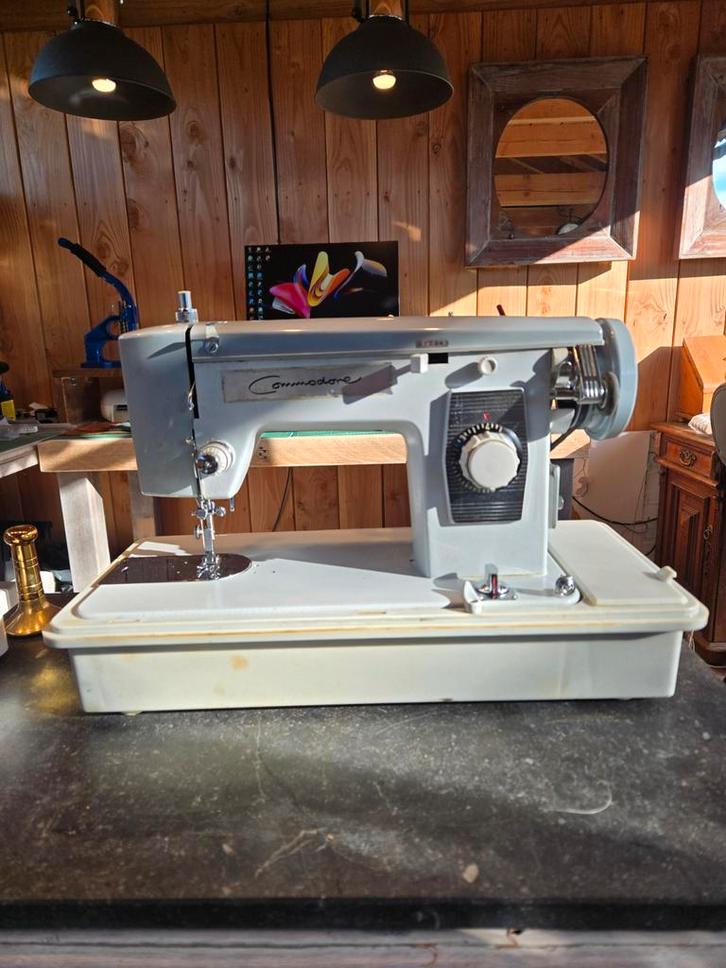 2 Vintage Naaimachines - Commodore & Merritt, Hobby en Vrije tijd, Naaimachines en Toebehoren, Gebruikt, Naaimachine, Overige merken