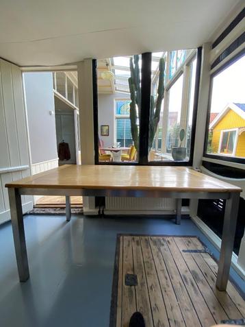 Tafel massief eikenhout met stalen onderstel beschikbaar voor biedingen