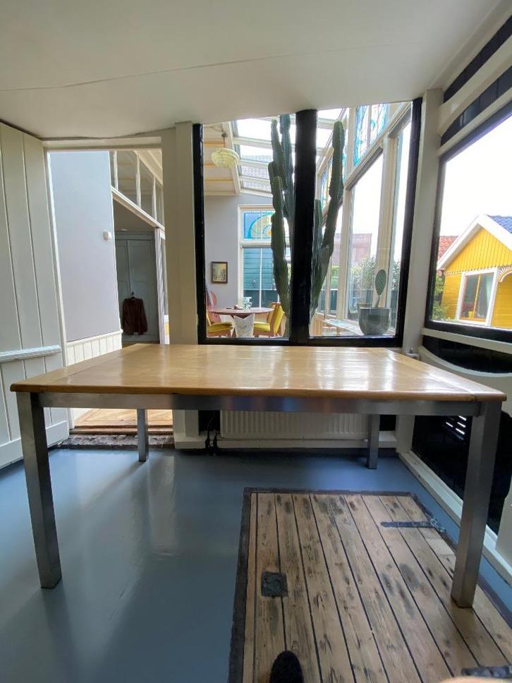 Tafel massief eikenhout met stalen onderstel, Huis en Inrichting, Tafels | Eettafels, Gebruikt, 50 tot 100 cm, 150 tot 200 cm