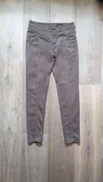 IZGS Turnover lange grijs-bruine strakke broek; maat 36, Kleding | Dames, Broeken en Pantalons, Bruin, Zo goed als nieuw, Maat 36 (S)