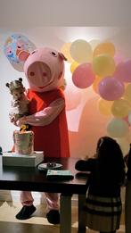 Peppa Big mascotte met de leukste actrice op jouw feestje !, Ophalen, Zo goed als nieuw, Verjaardag