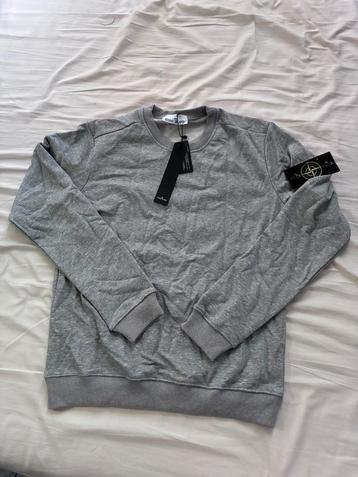Grijze stone island sweater beschikbaar voor biedingen