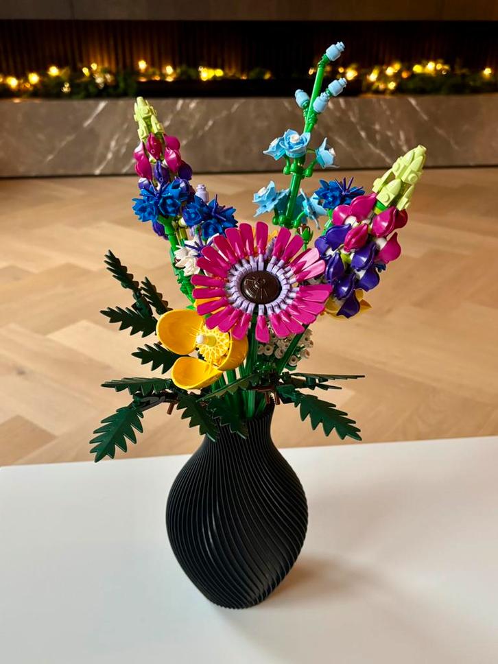 Silky Black twisted ribbel vaas (o.a. voor LEGO bloemen), Huis en Inrichting, Woonaccessoires | Vazen, Nieuw, Zwart, Minder dan 50 cm