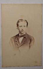 Cdv jongeman vlinderstrik 1860's Woodbury & Page Java, Ophalen of Verzenden, Voor 1940, Gebruikt, Foto