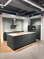 Eilandkeuken mineraalgroen mat, greeploos voor € 6000,-, Ophalen, Nieuw, Dubbelwandige keuken, Kunststof
