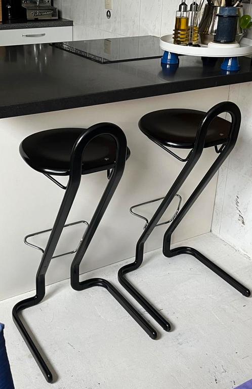 2 Postmoderne design barkrukken, Thema Italy, Memphis stijl, Huis en Inrichting, Barkrukken, Gebruikt, 60 tot 90 cm, Metaal, 2 krukken