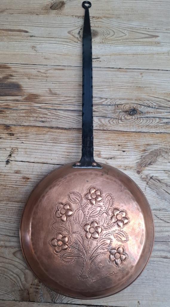 Vintage Franse gehamerde koperen sierpan, Jean Paul Thevenot, Antiek en Kunst, Antiek | Koper en Brons, Koper, Ophalen of Verzenden