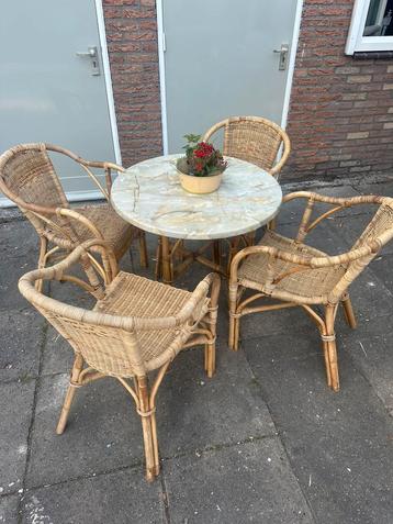 Gezellige tuinset van riet en bamboe tafeltje beschikbaar voor biedingen