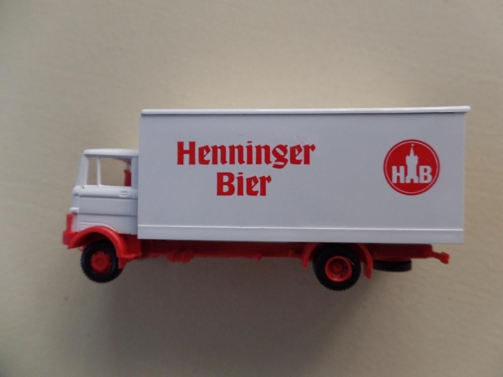 Mercedes LP809 vrachtwagen Henninger Bier Praliné, Hobby en Vrije tijd, Modelauto's | 1:87, Nieuw, Bus of Vrachtwagen, Verzenden