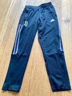 Zwart Juventus trainingsbroek Adidas maat 140, Kinderen en Baby's, Jongen of Meisje, Sport- of Zwemkleding, Zo goed als nieuw