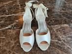 Bruidsschoenen satijn melkwit/campagne maat 41-41.5, Wit, Ophalen of Verzenden, Sneakers of Gympen, Zo goed als nieuw
