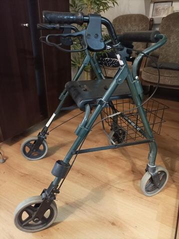Stevige rollator met rek en zitplateau beschikbaar voor biedingen