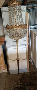 Vintage staande vloerlamp met glas en koperen voet., Huis en Inrichting, Lampen | Vloerlampen, Glas, 150 tot 200 cm, Gebruikt