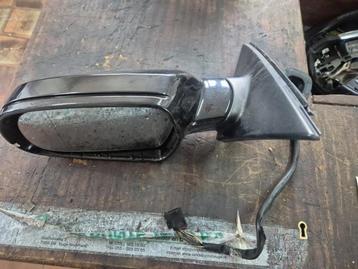 Buitenspiegel links van een Audi A4 beschikbaar voor biedingen