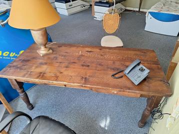 Klassieke tafel beschikbaar voor biedingen