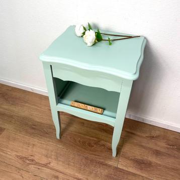 Vintage Frans nachtkastje beschikbaar voor biedingen