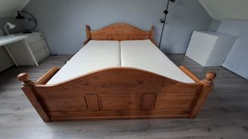 Tweepersoons houten kajuitbed beschikbaar voor biedingen