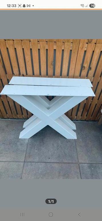 Witte tafelpoten in X-vorm beschikbaar voor biedingen