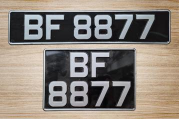 Setje Engelse kentekenplaten nummerborden beschikbaar voor biedingen