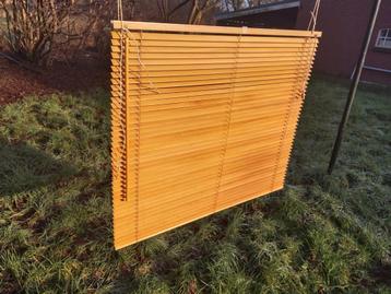 1 houten jaloezie + bijpassende hanglamp beschikbaar voor biedingen