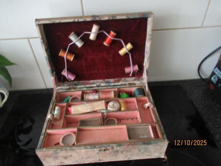 ZELDZAME ANTIEKE GEBLOEMDE NAAIDOOS MET GARENS,BORDUREN enz, Antiek en Kunst, Curiosa en Brocante, Ophalen of Verzenden