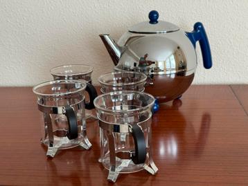 Theepot (gebruikt) met 4 theeglazen beschikbaar voor biedingen