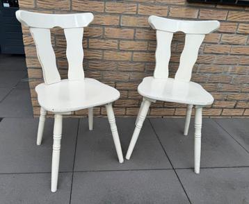 2 stuks witte houten keukenstoelen beschikbaar voor biedingen