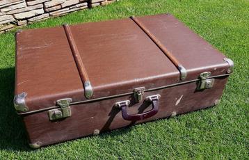 Grote bruine koffer + sleutels en met hout bewerkt. 75 cm. L beschikbaar voor biedingen