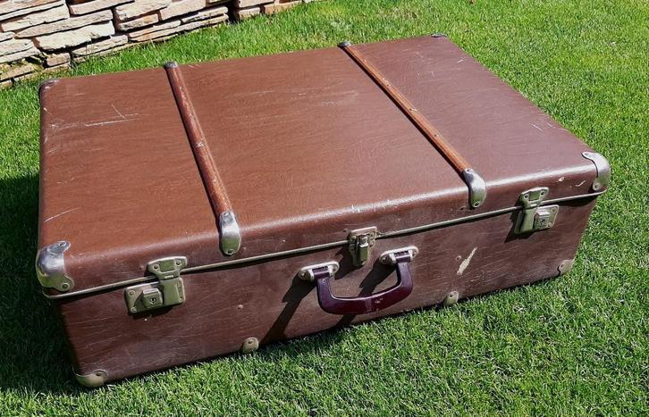 Grote bruine koffer + sleutels en met hout bewerkt. 75 cm. L, Antiek en Kunst, Curiosa en Brocante, Ophalen of Verzenden