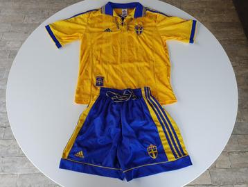Voetbalshirt + broek Zweden 1998-1999 (Adidas, S) beschikbaar voor biedingen